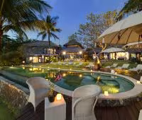 Villa Sungai Tinggi Beach, Piscina de noche